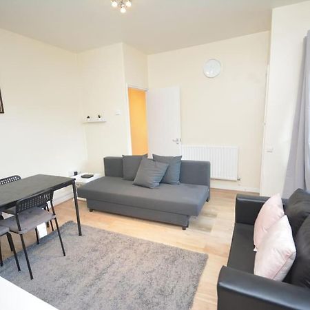 Lovely 4 Bedroom Apartment Close To The City Walking Distance From The Rivere View 런던 외부 사진