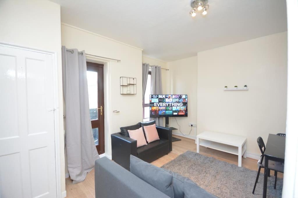 Lovely 4 Bedroom Apartment Close To The City Walking Distance From The Rivere View 런던 외부 사진