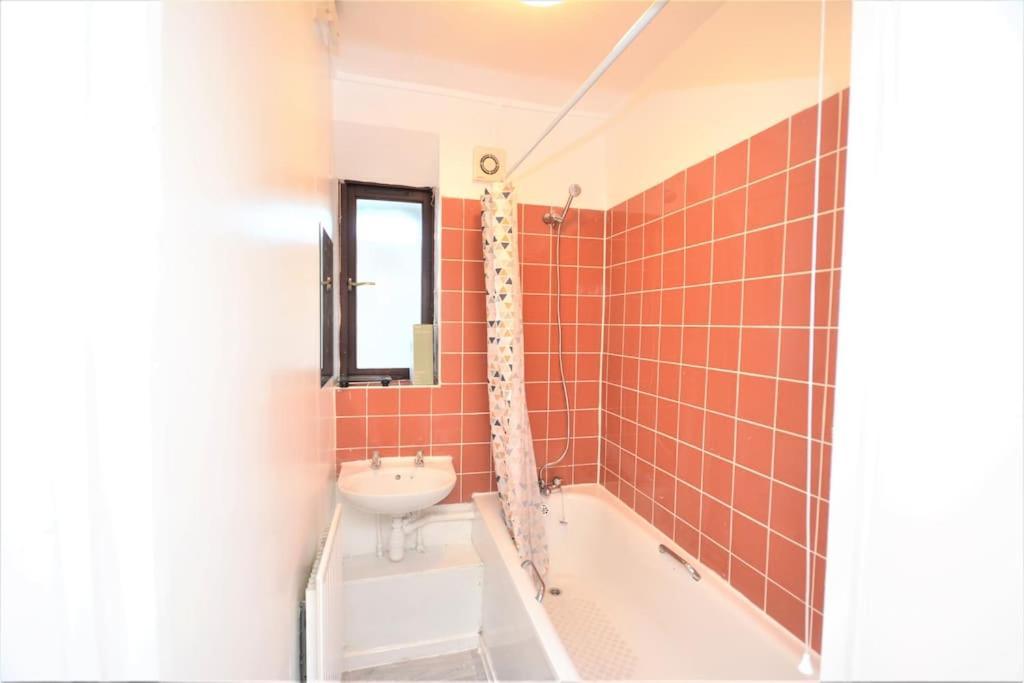 Lovely 4 Bedroom Apartment Close To The City Walking Distance From The Rivere View 런던 외부 사진