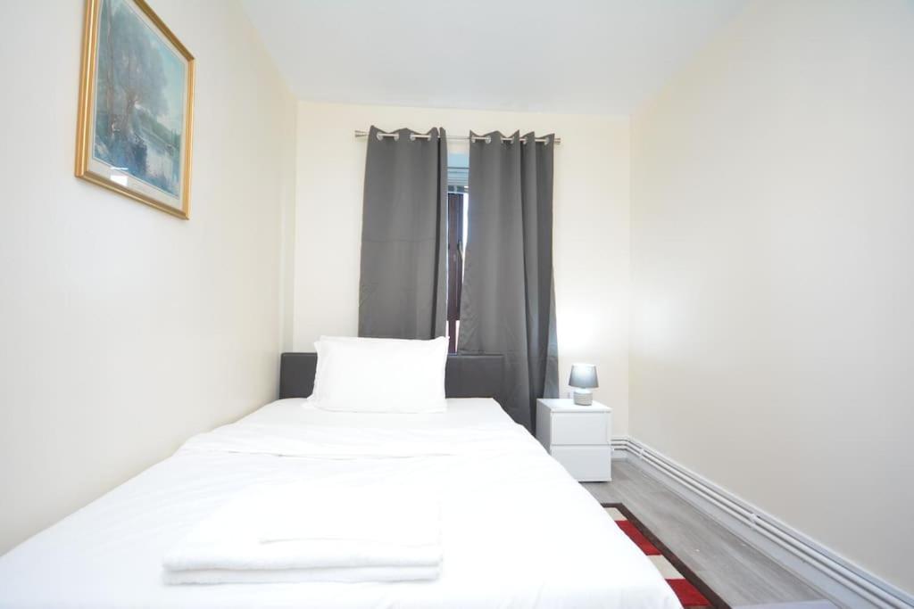 Lovely 4 Bedroom Apartment Close To The City Walking Distance From The Rivere View 런던 외부 사진