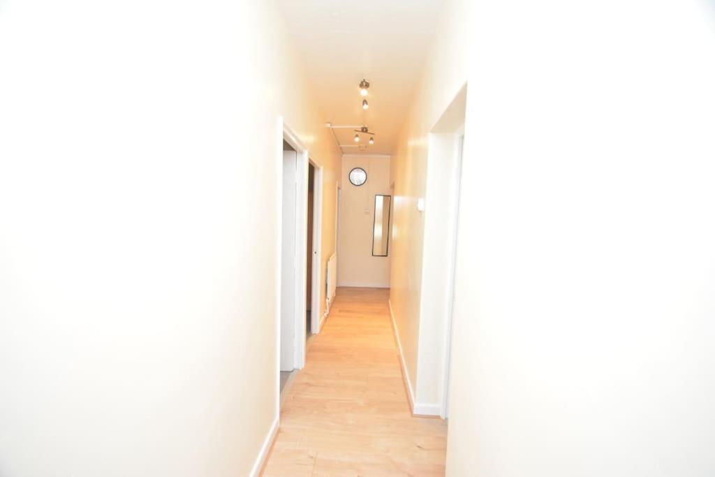 Lovely 4 Bedroom Apartment Close To The City Walking Distance From The Rivere View 런던 외부 사진
