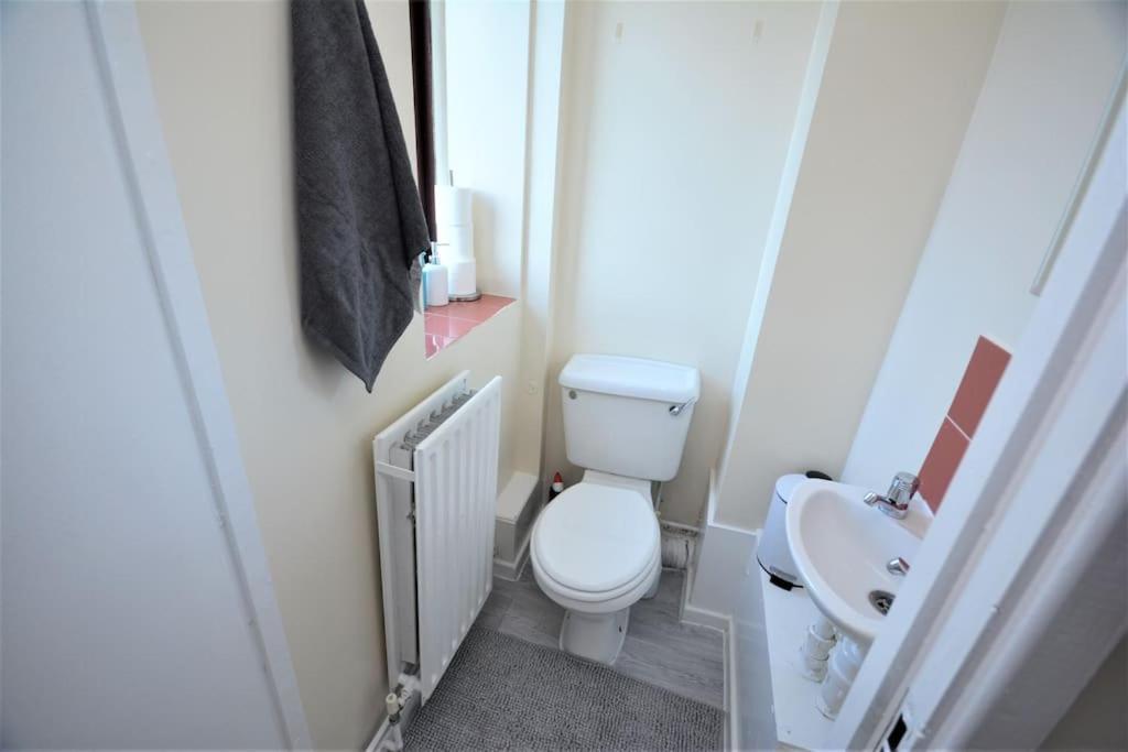 Lovely 4 Bedroom Apartment Close To The City Walking Distance From The Rivere View 런던 외부 사진