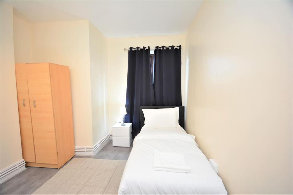 Lovely 4 Bedroom Apartment Close To The City Walking Distance From The Rivere View 런던 외부 사진