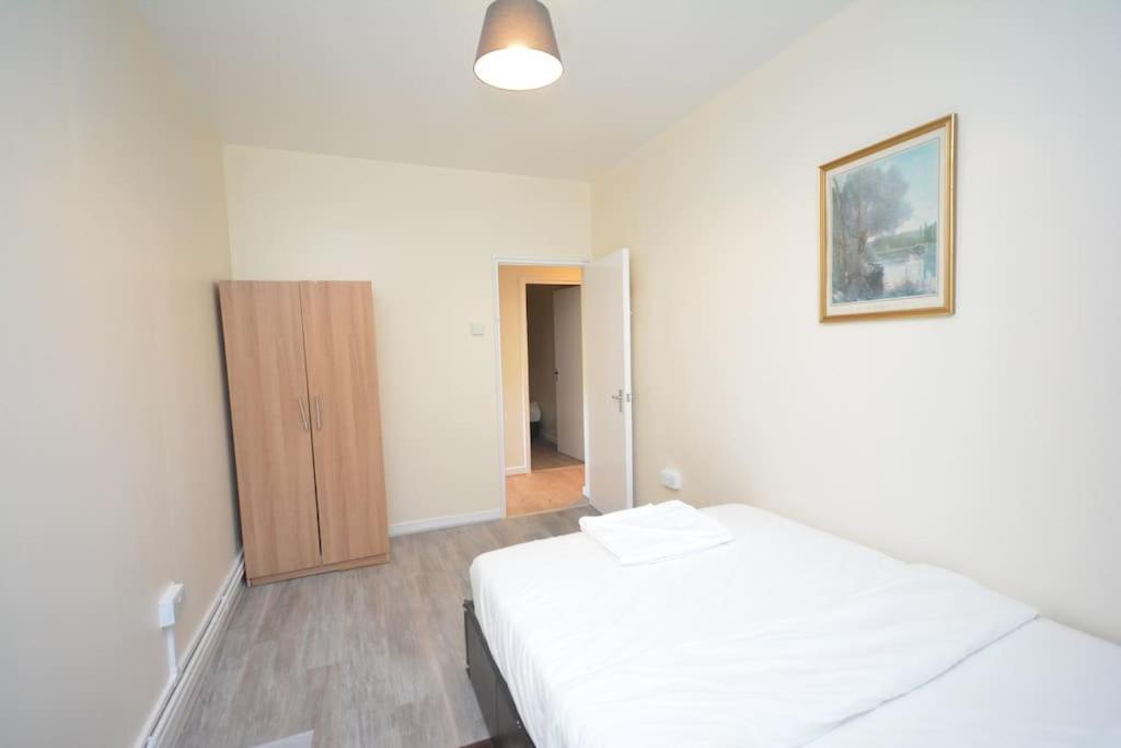 Lovely 4 Bedroom Apartment Close To The City Walking Distance From The Rivere View 런던 외부 사진