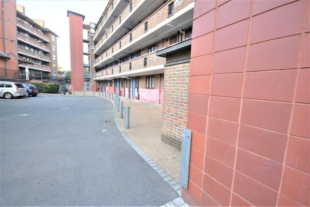 Lovely 4 Bedroom Apartment Close To The City Walking Distance From The Rivere View 런던 외부 사진