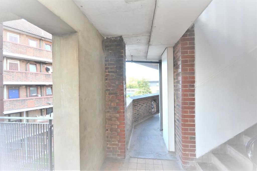 Lovely 4 Bedroom Apartment Close To The City Walking Distance From The Rivere View 런던 외부 사진