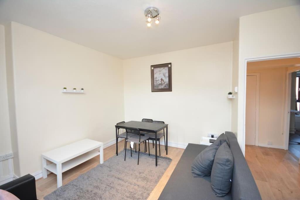 Lovely 4 Bedroom Apartment Close To The City Walking Distance From The Rivere View 런던 외부 사진