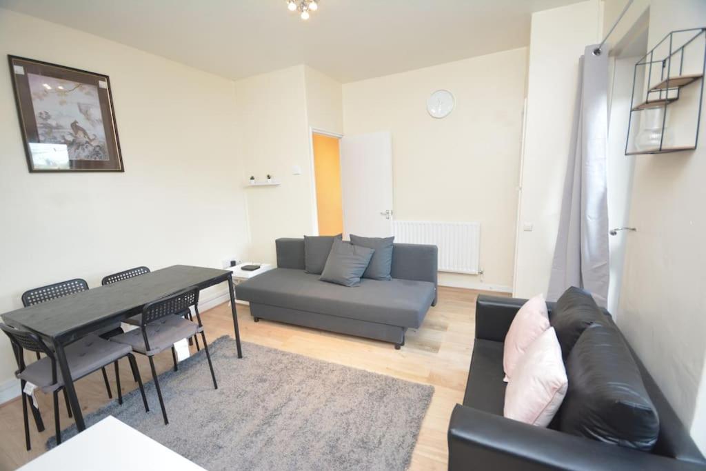 Lovely 4 Bedroom Apartment Close To The City Walking Distance From The Rivere View 런던 외부 사진