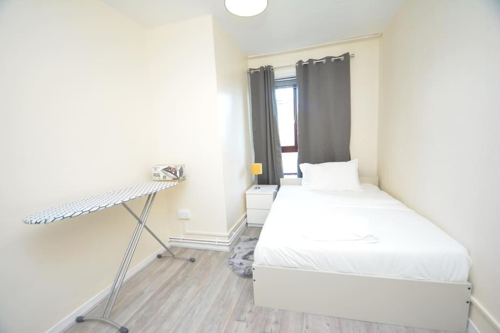 Lovely 4 Bedroom Apartment Close To The City Walking Distance From The Rivere View 런던 외부 사진