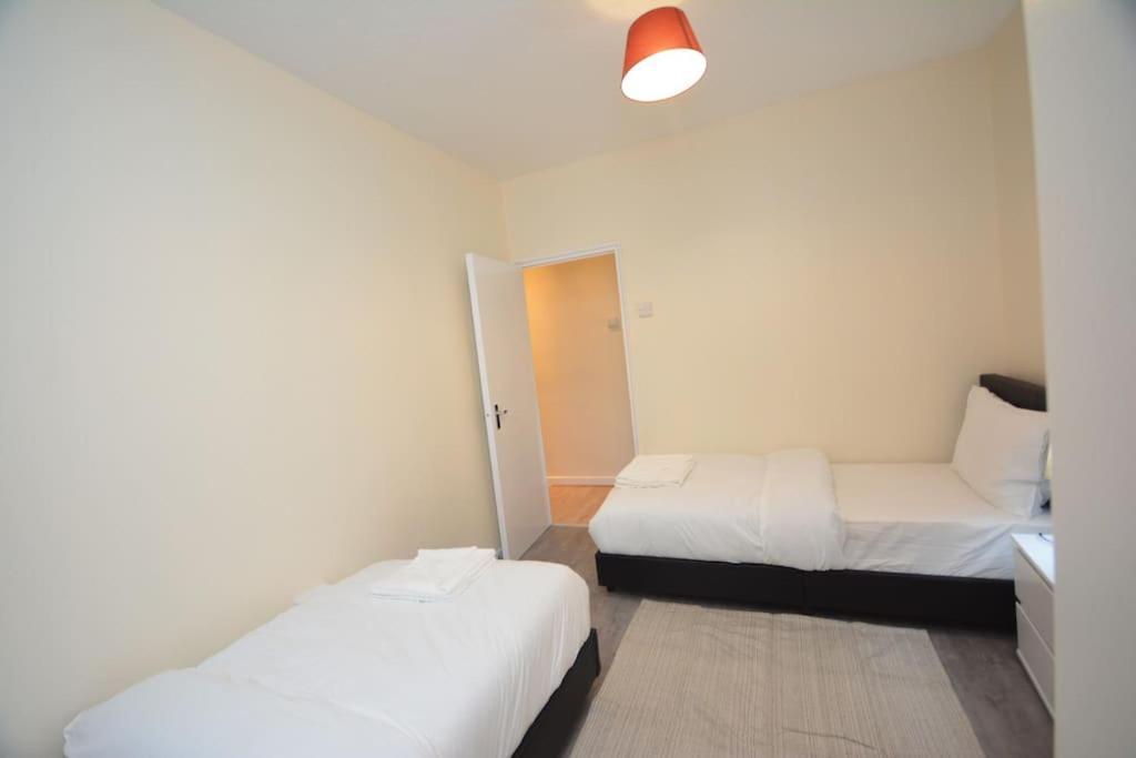 Lovely 4 Bedroom Apartment Close To The City Walking Distance From The Rivere View 런던 외부 사진