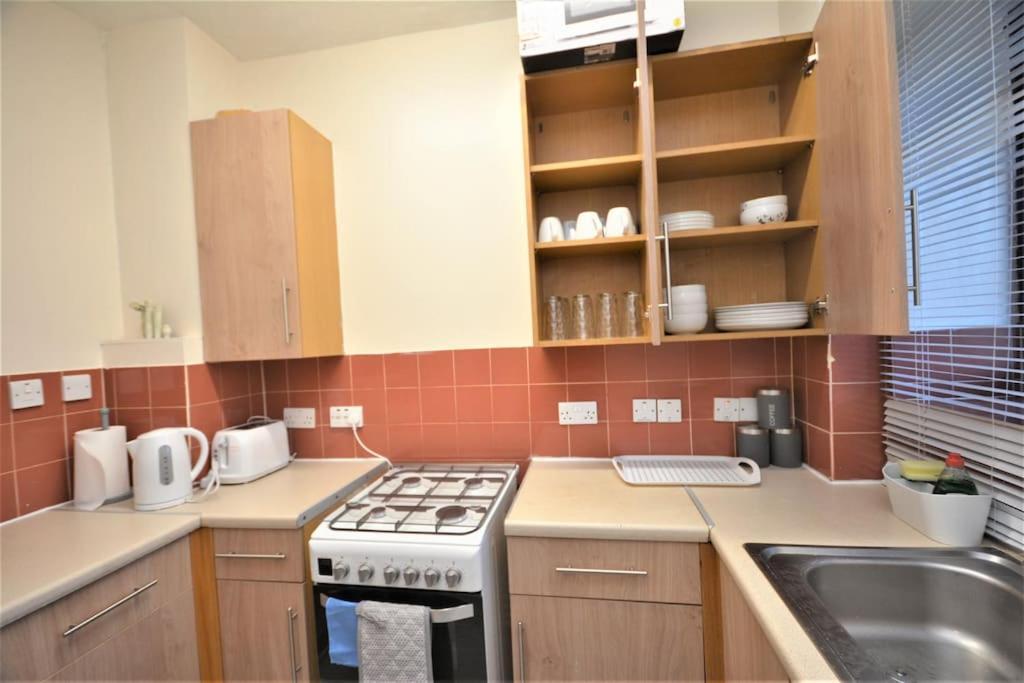 Lovely 4 Bedroom Apartment Close To The City Walking Distance From The Rivere View 런던 외부 사진