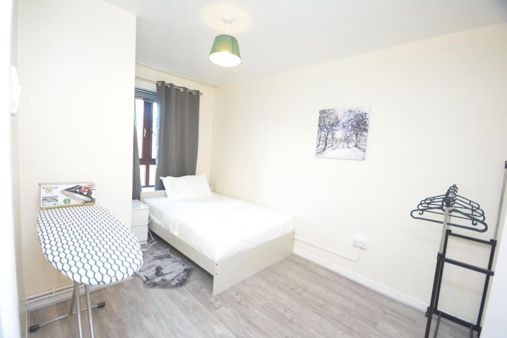 Lovely 4 Bedroom Apartment Close To The City Walking Distance From The Rivere View 런던 외부 사진