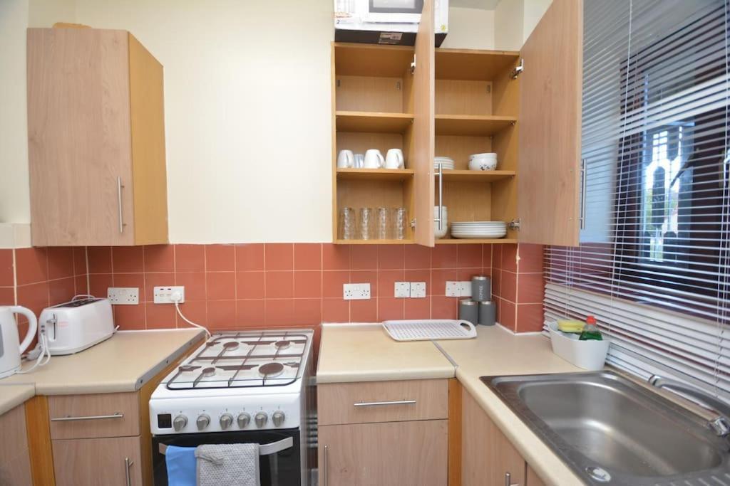 Lovely 4 Bedroom Apartment Close To The City Walking Distance From The Rivere View 런던 외부 사진