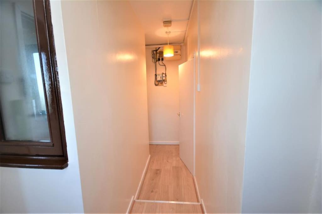Lovely 4 Bedroom Apartment Close To The City Walking Distance From The Rivere View 런던 외부 사진