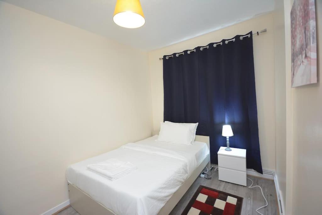 Lovely 4 Bedroom Apartment Close To The City Walking Distance From The Rivere View 런던 외부 사진