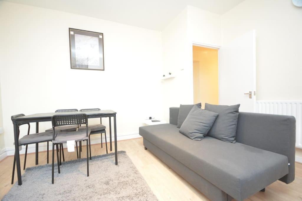 Lovely 4 Bedroom Apartment Close To The City Walking Distance From The Rivere View 런던 외부 사진
