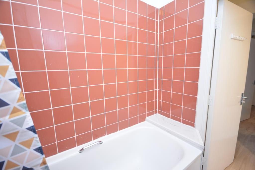 Lovely 4 Bedroom Apartment Close To The City Walking Distance From The Rivere View 런던 외부 사진