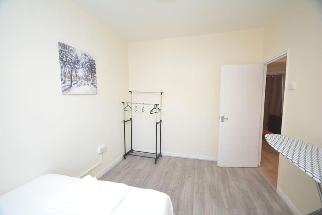 Lovely 4 Bedroom Apartment Close To The City Walking Distance From The Rivere View 런던 외부 사진