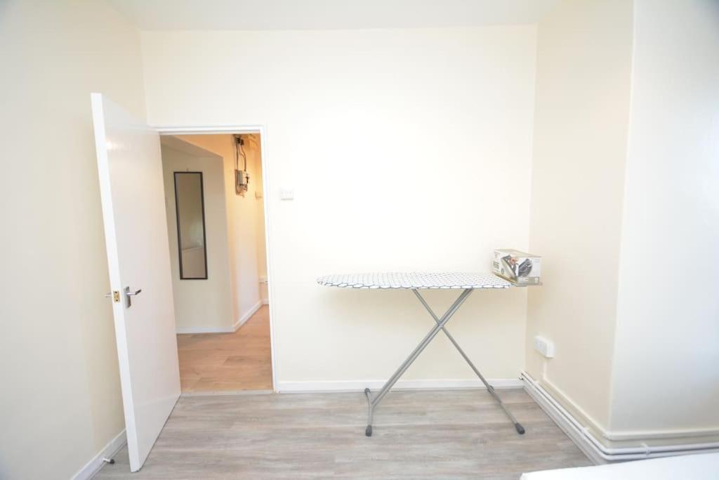 Lovely 4 Bedroom Apartment Close To The City Walking Distance From The Rivere View 런던 외부 사진