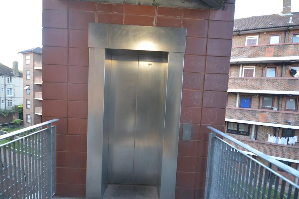 Lovely 4 Bedroom Apartment Close To The City Walking Distance From The Rivere View 런던 외부 사진